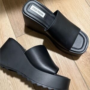 Steve Madden Pepe30 black platforms size 8M (US)